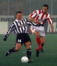 Sinia Gogi (desno) u duelu sa Deampom (Juventus)