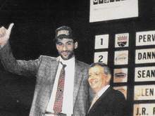 Vlade Divac i komesar NBA lige Dejvid tern na draftu 1989.
