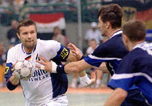 vrsta odbrana Jugoslovena: Jovanovi (desno) zaustavlja Ventu