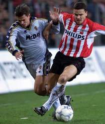 Savo Miloevi (levo, Parma) u duelu sa Nikiforovim (PSV)