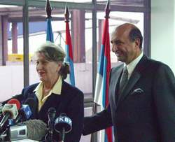 Biljana Plavi i ministar Bati na aerodromu Surin